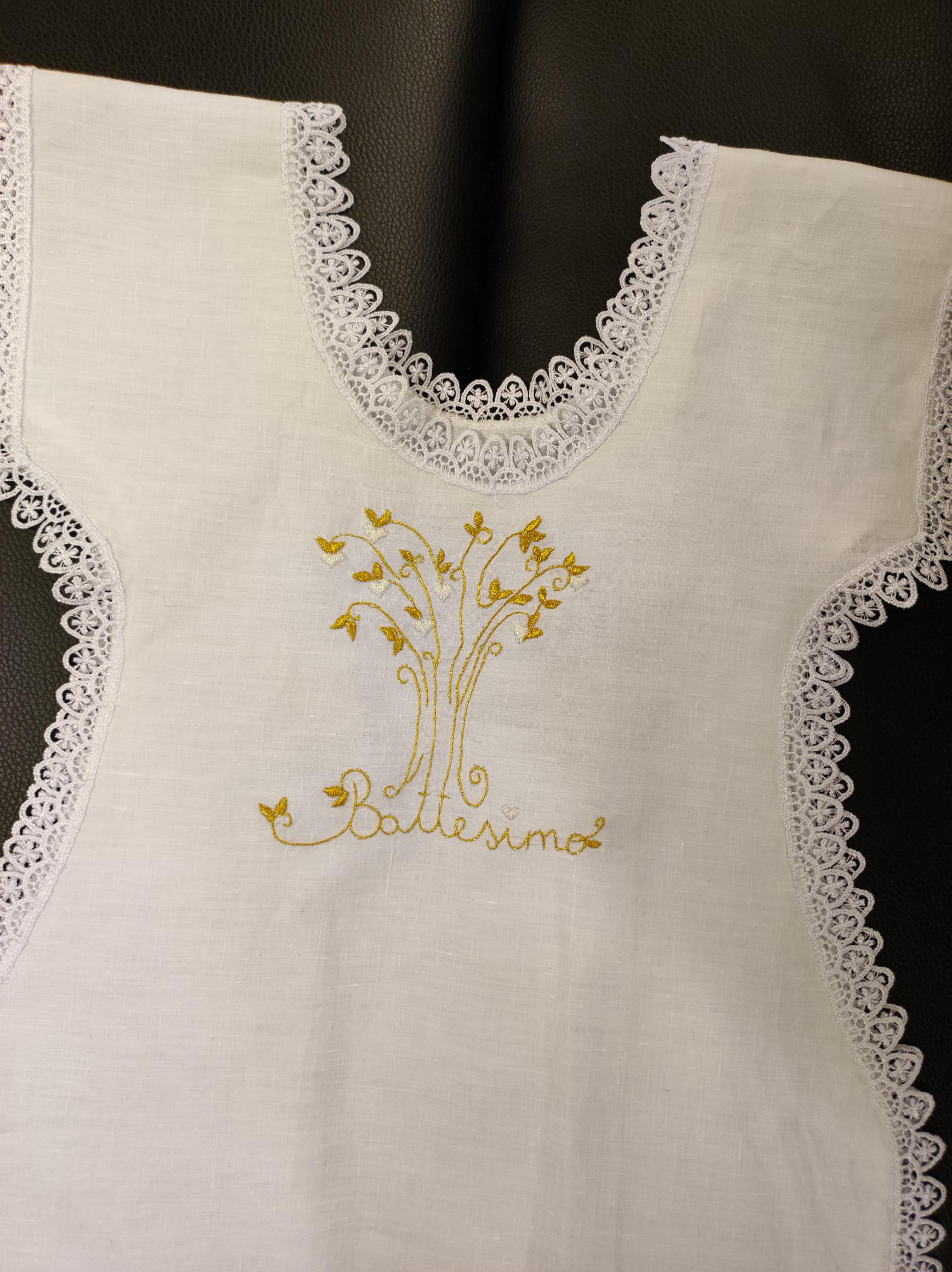 Veste battesimo con albero dipinto e ricamato
